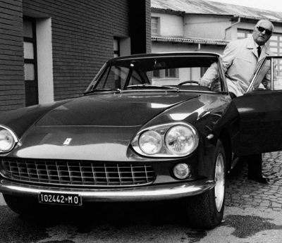 Enzo Ferrari con un 330 GT 2+2