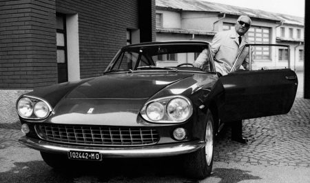 Enzo Ferrari con un 330 GT 2+2