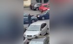 Una motosierra, un rastrillo y un Volkswagen Golf: dos hombres protagonizan una escena surrealista mientras este coche intentaba aparcar