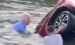 Un hombre de 85 años quedó atrapado con su coche en el agua y la manera en que logró salir ha sorprendido a todos