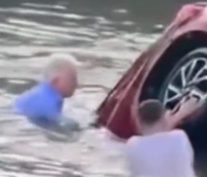 Hombre atrapado coche