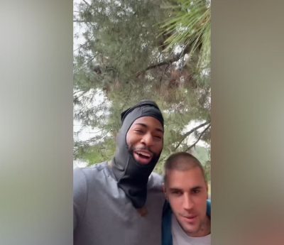 Justin Bieber ayuda a un hombre