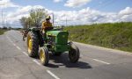 Con línea continua, ¿se puede adelantar a un tractor?