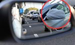 Seguro que no lo sabes, pero tiene sentido: ¿por qué cada vez más conductores cubren los espejos del coche con una bolsa de plástico?