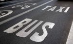 ¿Pueden las motos usar el carril bus-taxi? Esto es lo que dicen las ordenanzas de las grandes ciudades de España