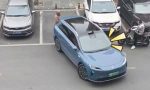 Una mujer guardaba sitio a su marido para aparcar, llega un coche chino y hace esto: alucinar es poco