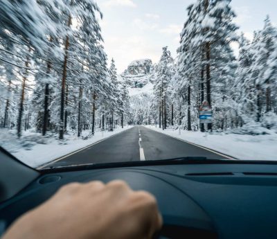 Conduciendo coche eléctrico invierno
