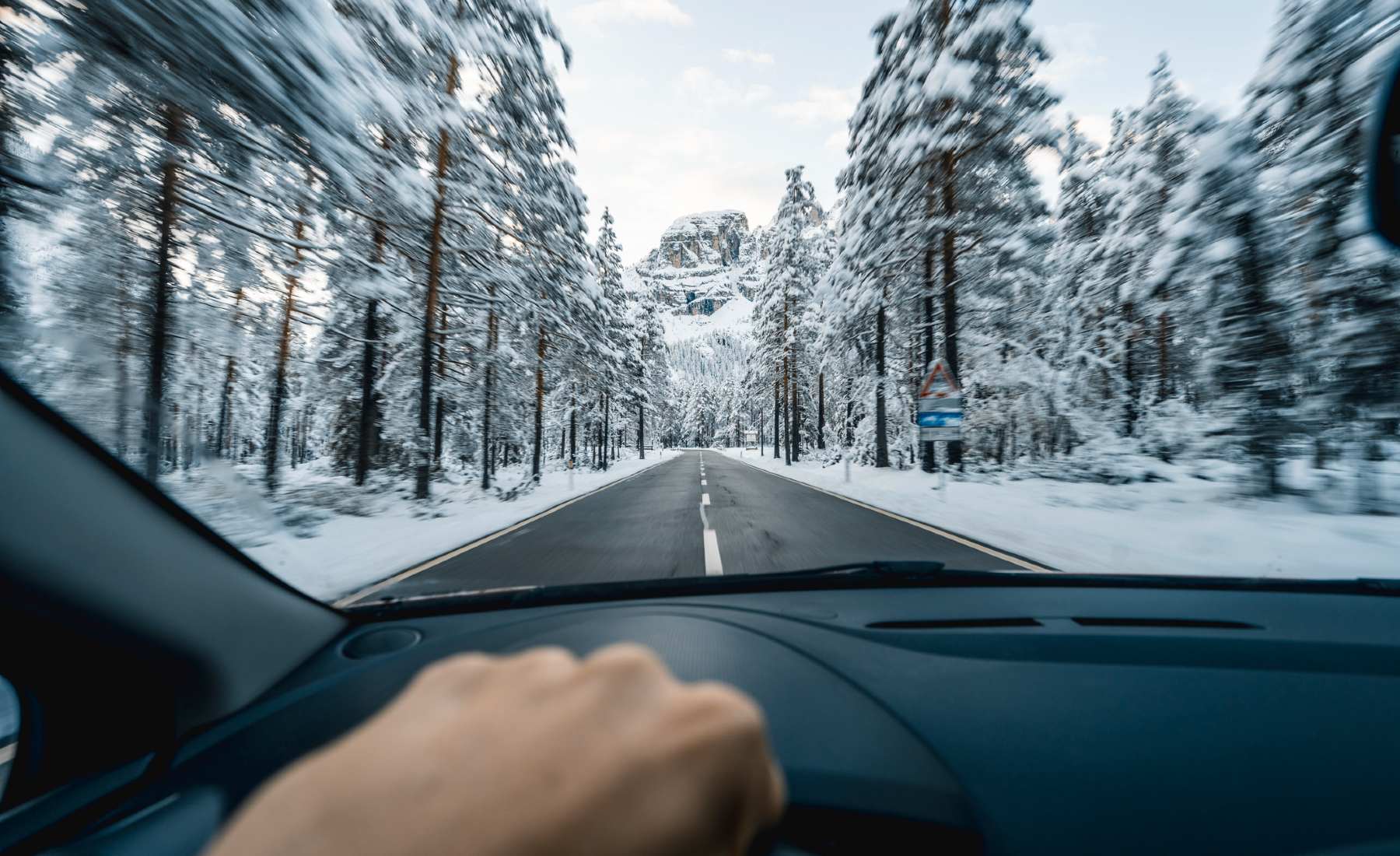 Conduciendo coche eléctrico invierno