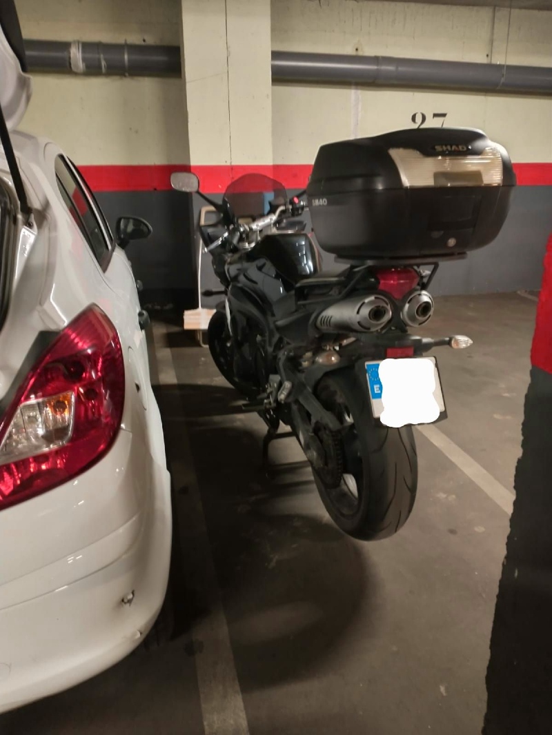 Moto mal aparcada garaje