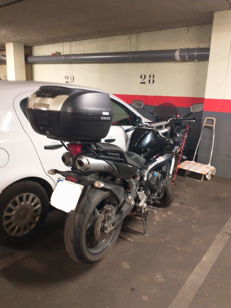 Moto mal aparcada garaje