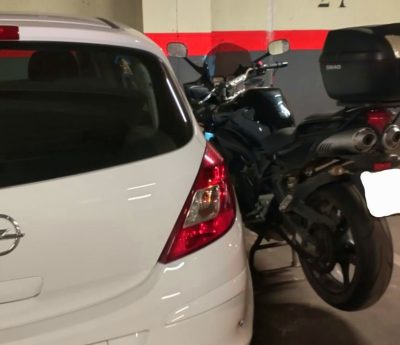 Moto mal aparcada garaje
