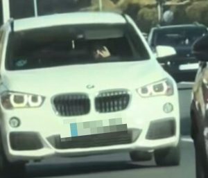 Mujer maquillaje en el coche