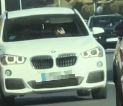 Mujer maquillaje en el coche