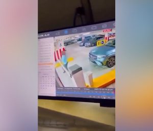 Mujer parking Mercedes