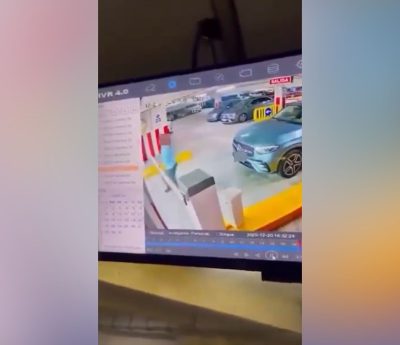 Mujer parking Mercedes