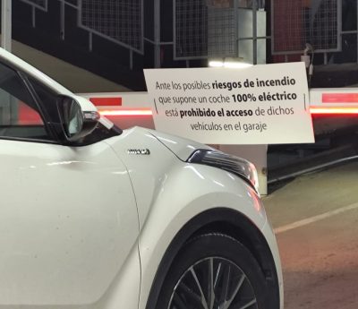 aparcamiento prohíbe coches eléctricos