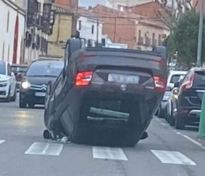 coche volcado tractor