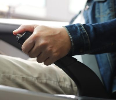 como tirar freno de mano