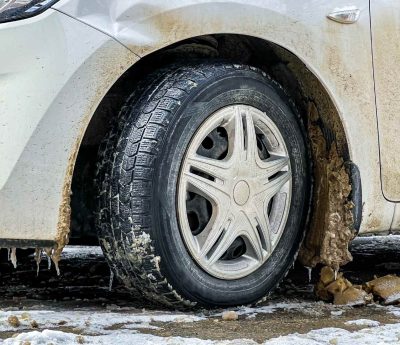 Bajos del coche sucio invierno