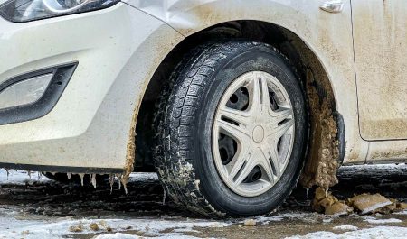 Bajos del coche sucio invierno
