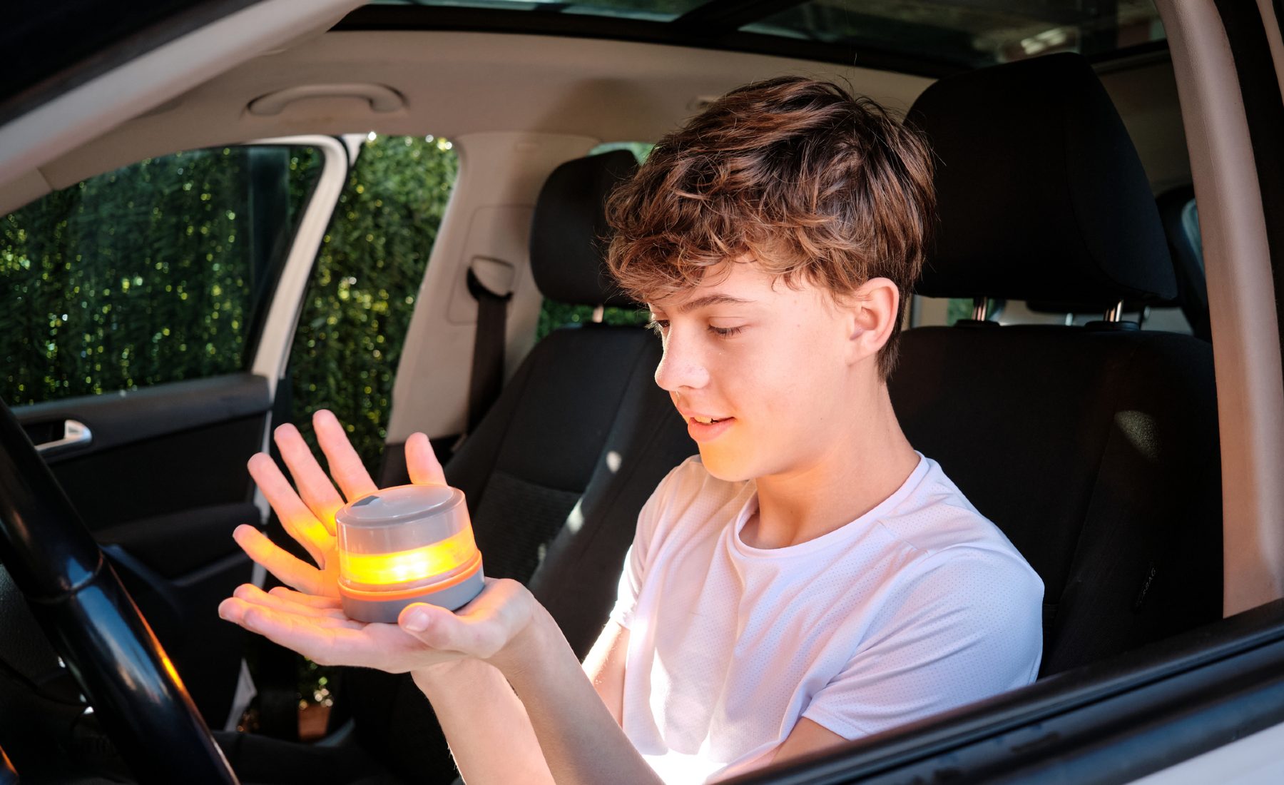 Baliza V-16 encendida dentro coche