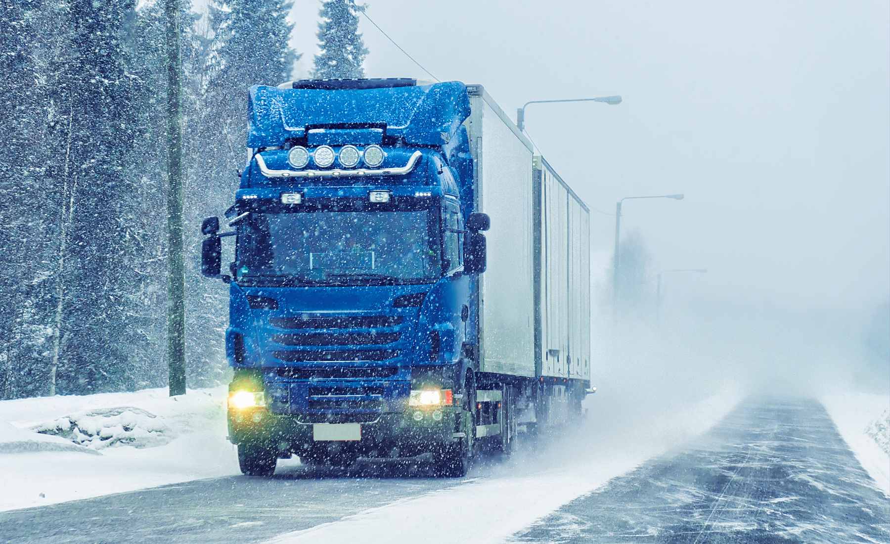 Camión circulando con nieve