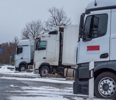 Camiones estacionados nieve