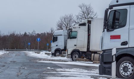 Camiones estacionados nieve