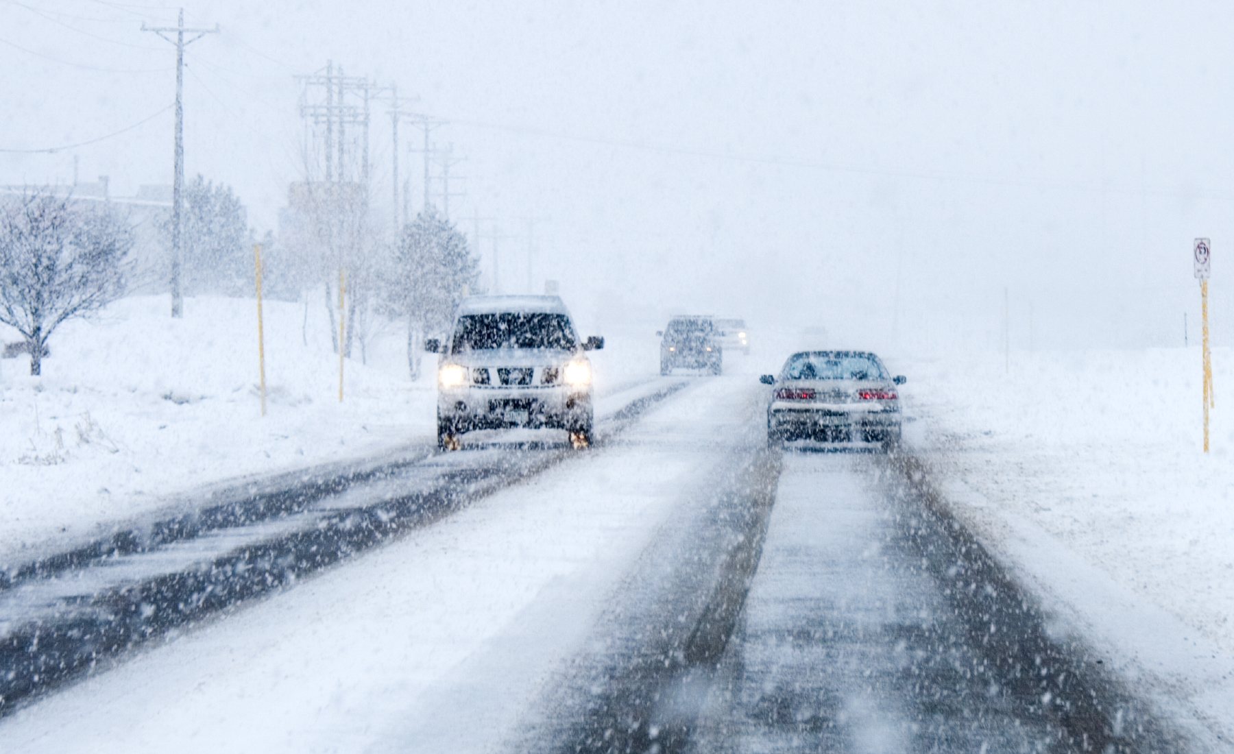 Circulando por una carretera nevada