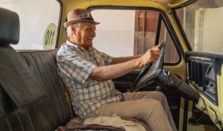 Conductor senior en una camioneta