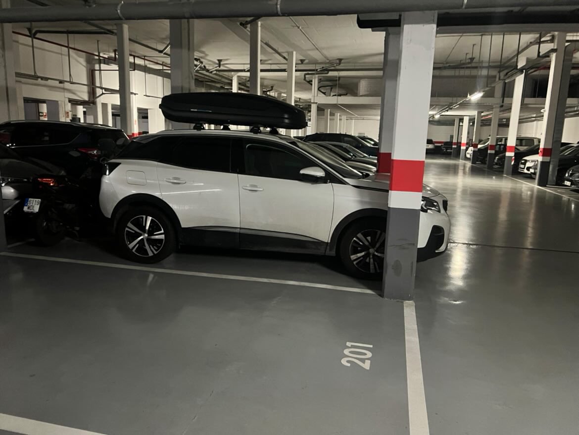 Dos vehículos en una plaza