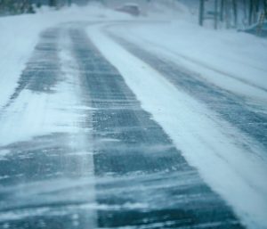 Hielo y nieve en la carretera