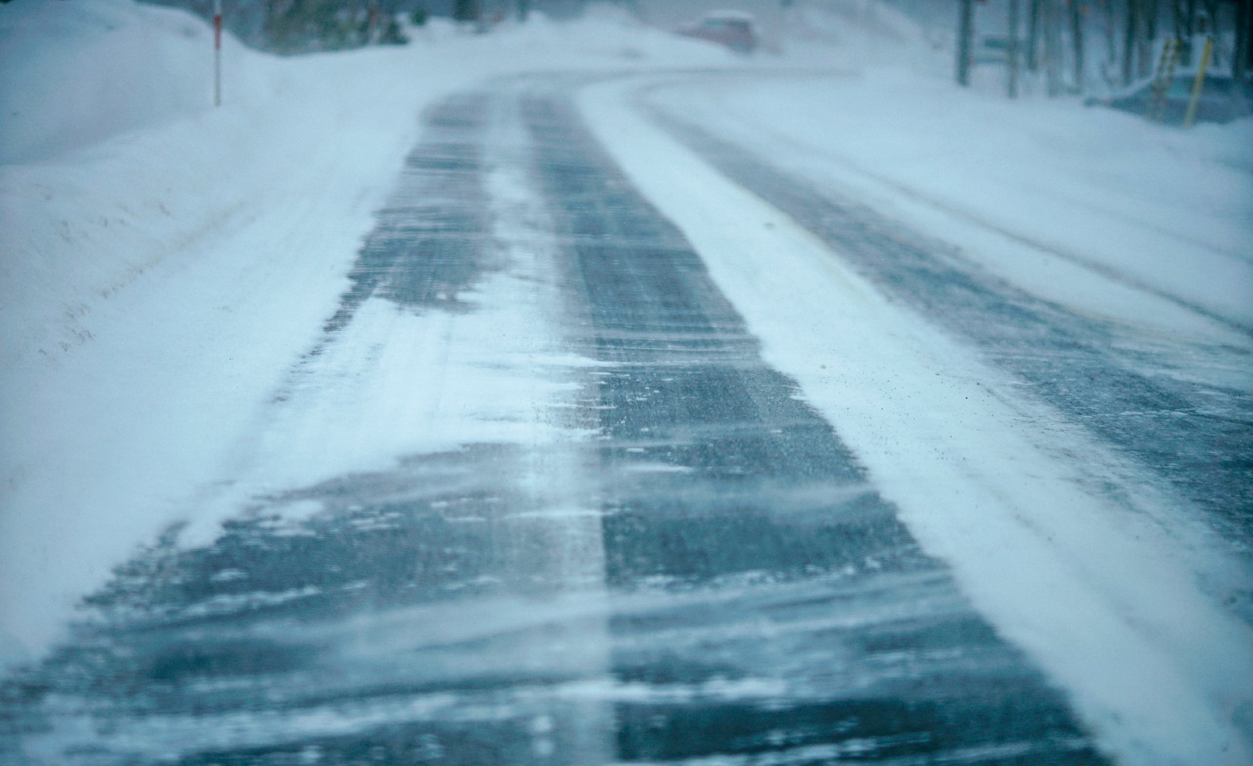 Hielo y nieve en la carretera