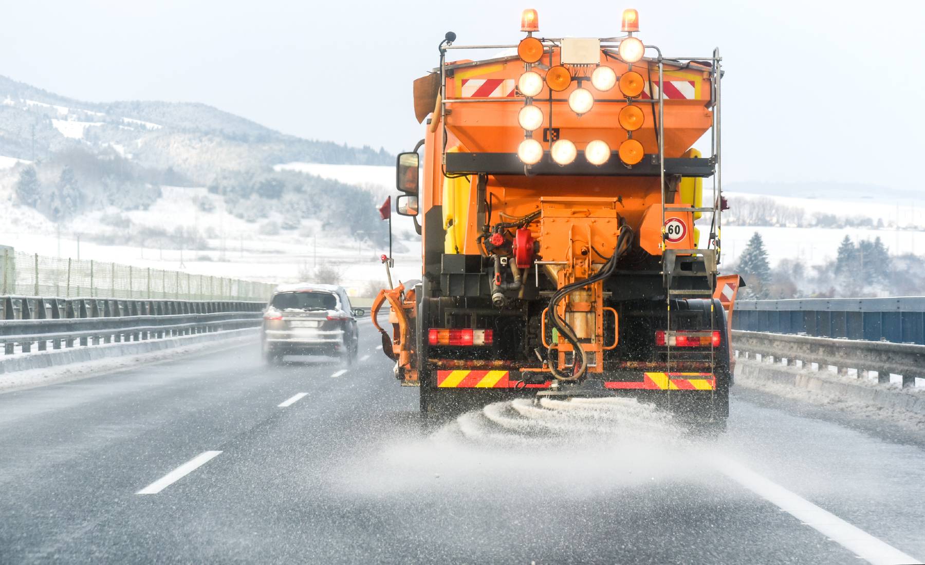 Máquina quitanieves esparciendo sal