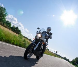 Moto circulando por carretera