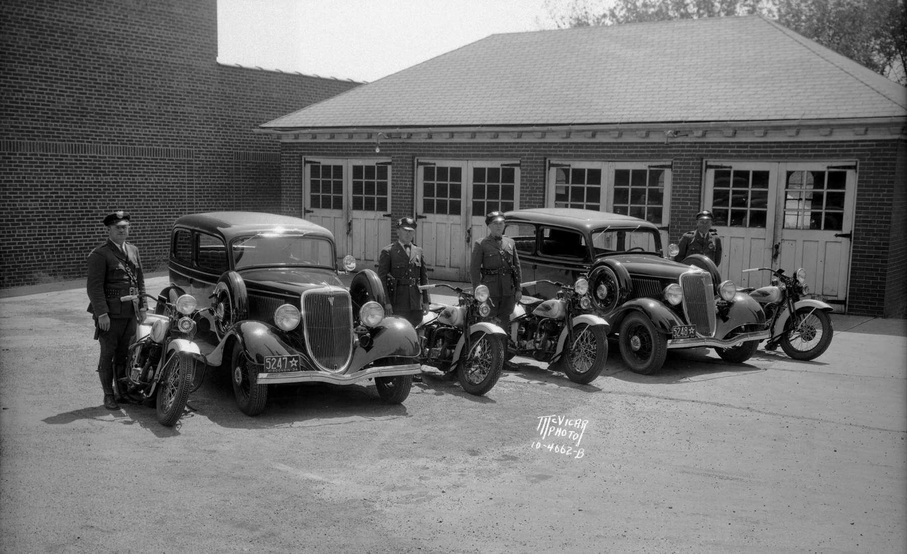 Motos HD y coches Ford al comienzo del siglo XX