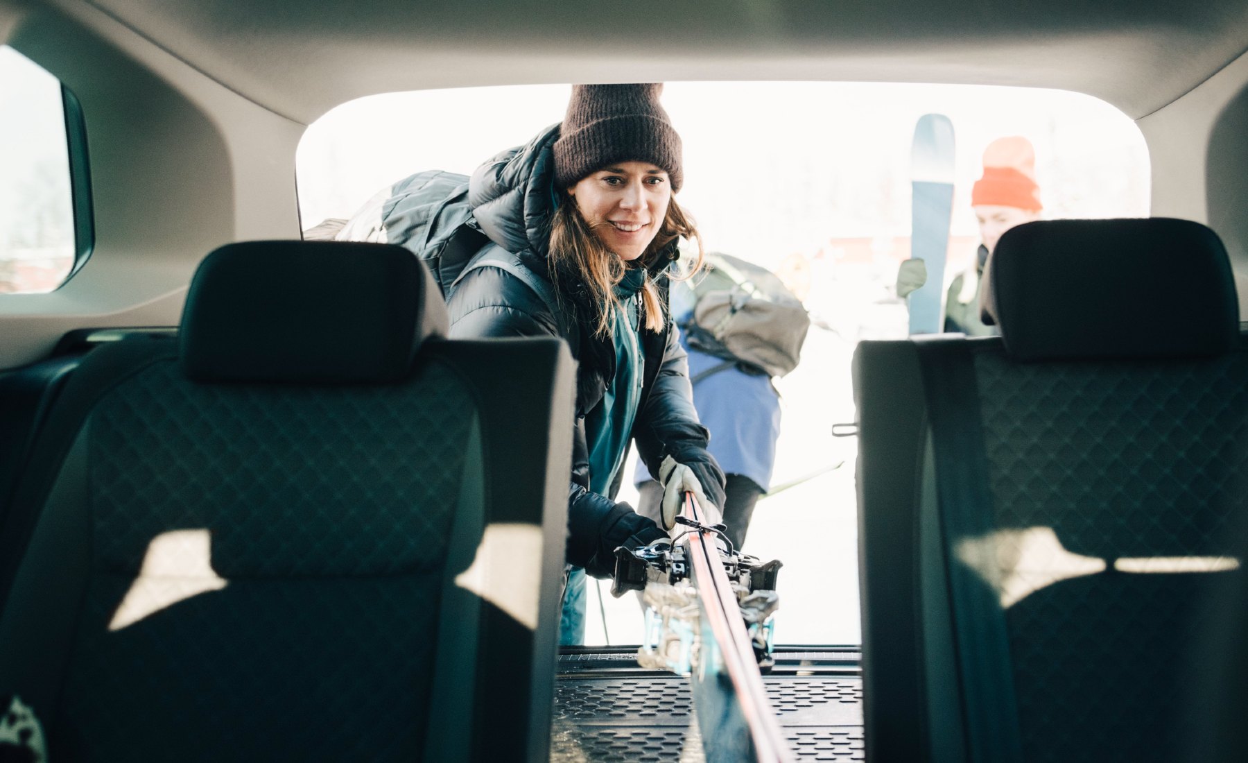 Transportar esquíes en el maletero del coche