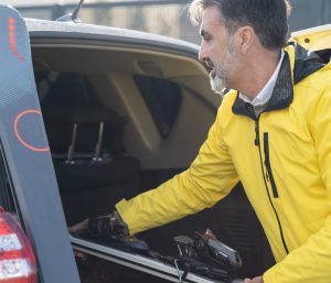 Transportar esquíes maletero