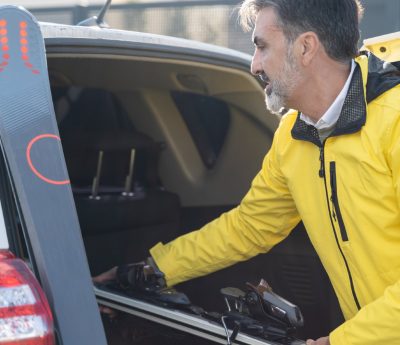 Transportar esquíes maletero