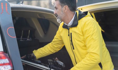 Transportar esquíes maletero