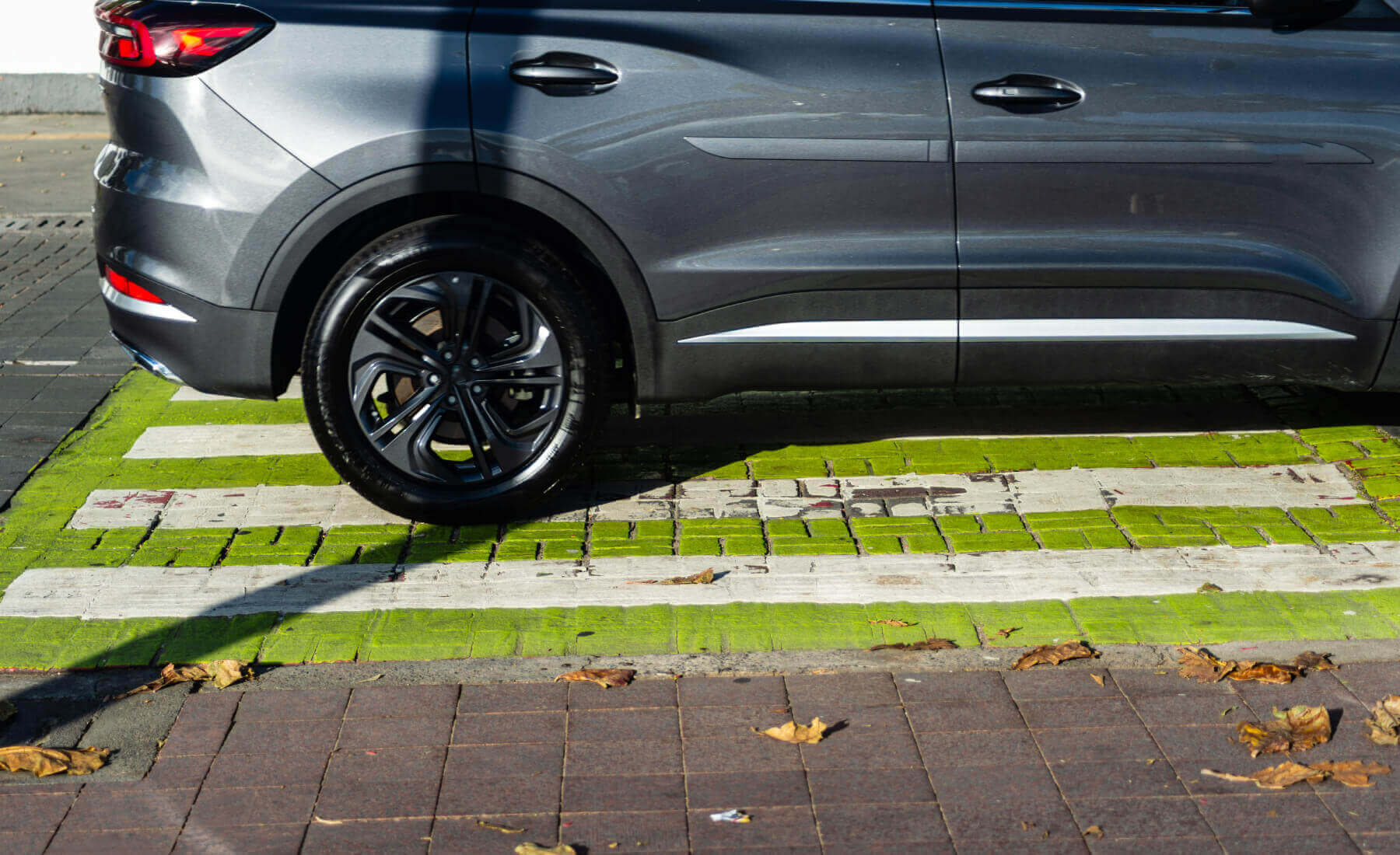 coche parar mitad paso peatones