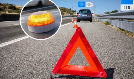 ¿Si pongo los triángulos además de la baliza V-16 me pueden multar? Una instrucción de la DGT a la Guardia Civil aclara la duda