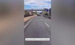 Un conductor circula haciendo eses en plena A-7, en Marbella, y acaba perdiendo por completo el control de su coche