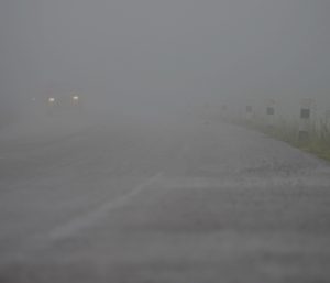 Carretera secundaria invierno niebla