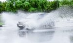 Este es el peligro que acecha cuando atraviesas demasiado rápido un charco con el coche