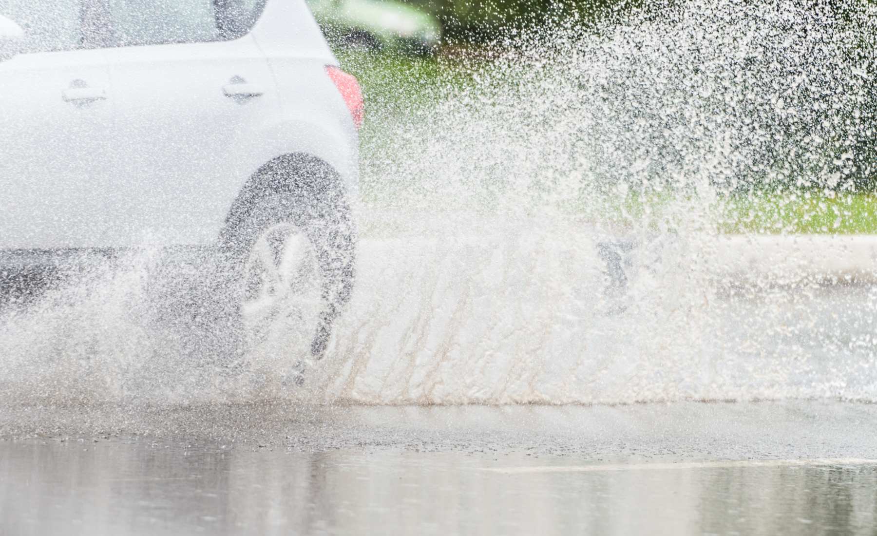 Coche pasando por un charco
