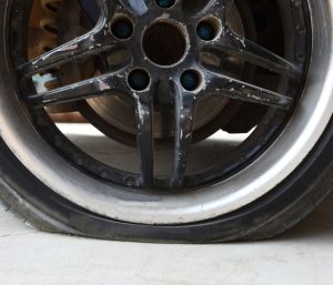 Llanta y neumático reventados
