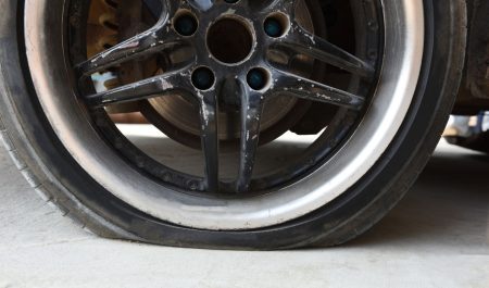 Llanta y neumático reventados