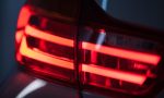 Adiós a los ‘coches fantasma’: por qué tu próximo automóvil siempre tendrá las luces traseras encendidas