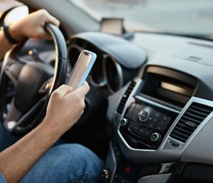 Manipular el teléfono móvil mientras se conduce